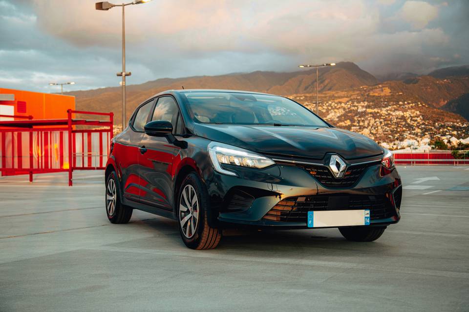 Schwarzer Renault Clio, schräg von vorne, auf einem Parkdeck