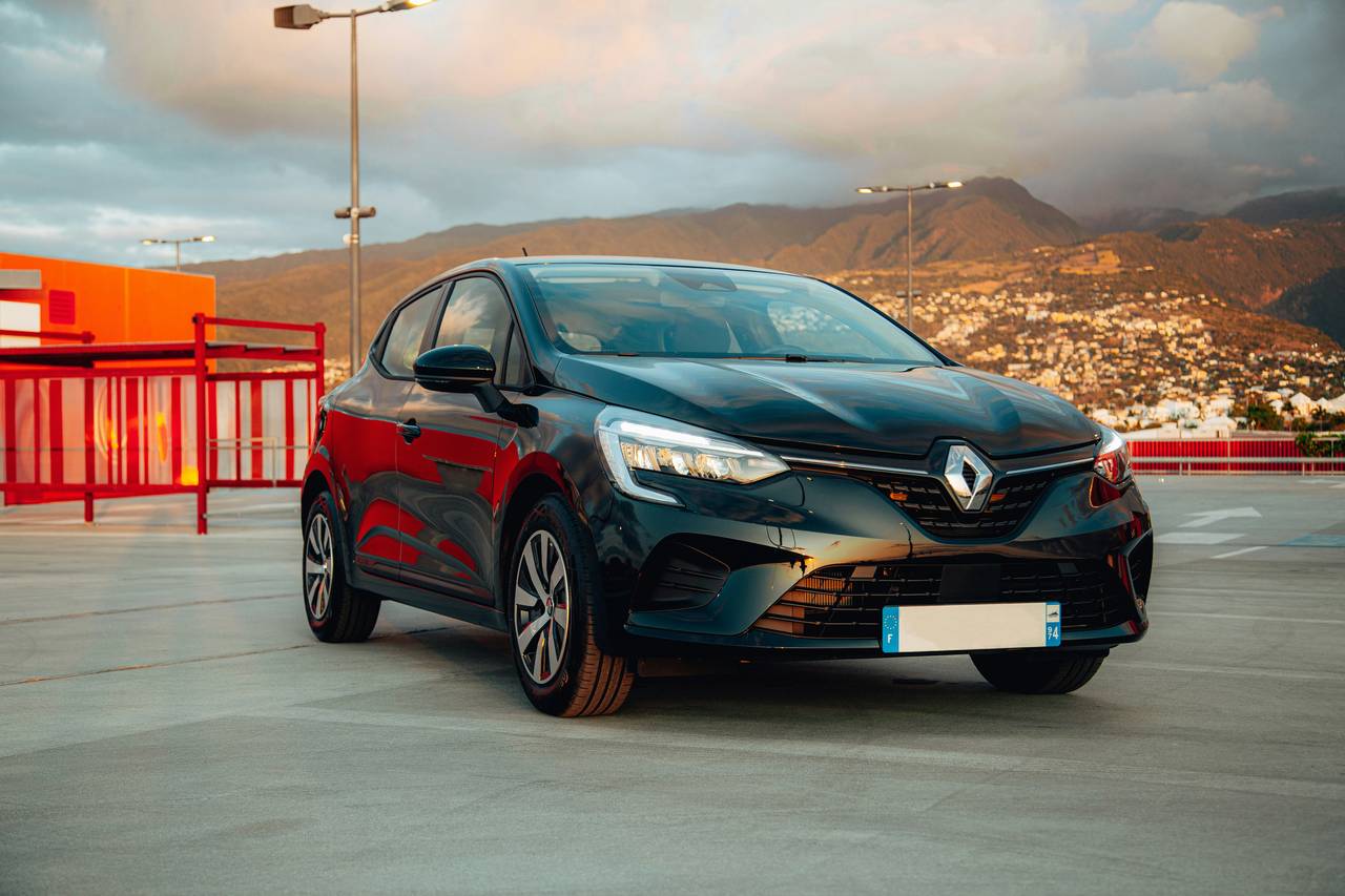 Schwarzer Renault Clio, schräg von vorne, auf einem Parkdeck