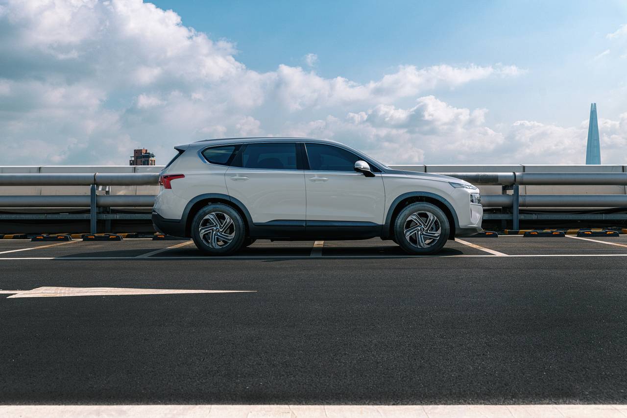 Weisser Hyundai Santa Fe von der Seite, auf einem Parkdeck